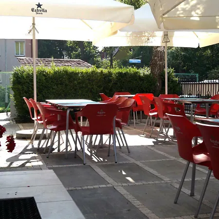 Проживание в семье Nest Унесьце